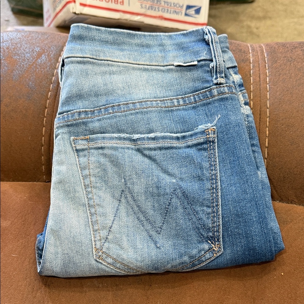 Mother High Waisted Double Looker Hover skinny jeans in a blue wash. Size 26 - Picture 2 of 5